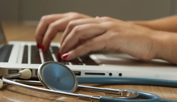 Laptop i stetoskop na biurku